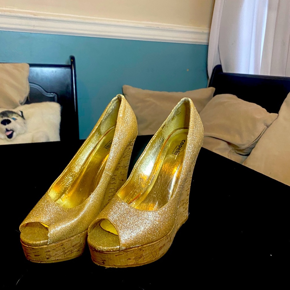 Sparkle gold wedge perfect for a night out